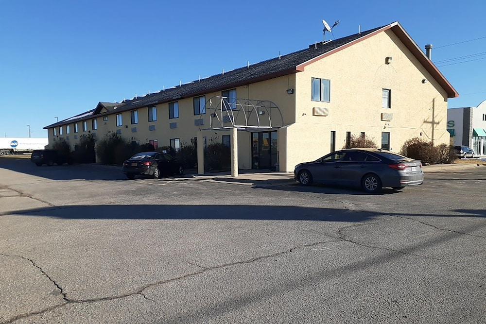 Super 8 By Wyndham Pratt Hotel Exterior photo