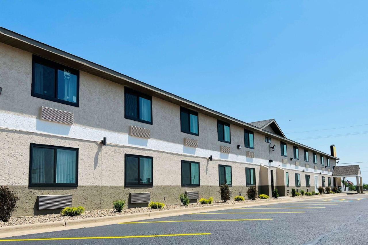 Super 8 By Wyndham Pratt Hotel Exterior photo