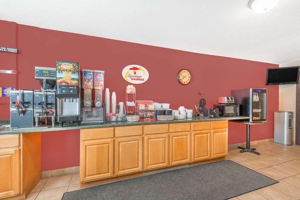 Super 8 By Wyndham Pratt Hotel Facilities photo