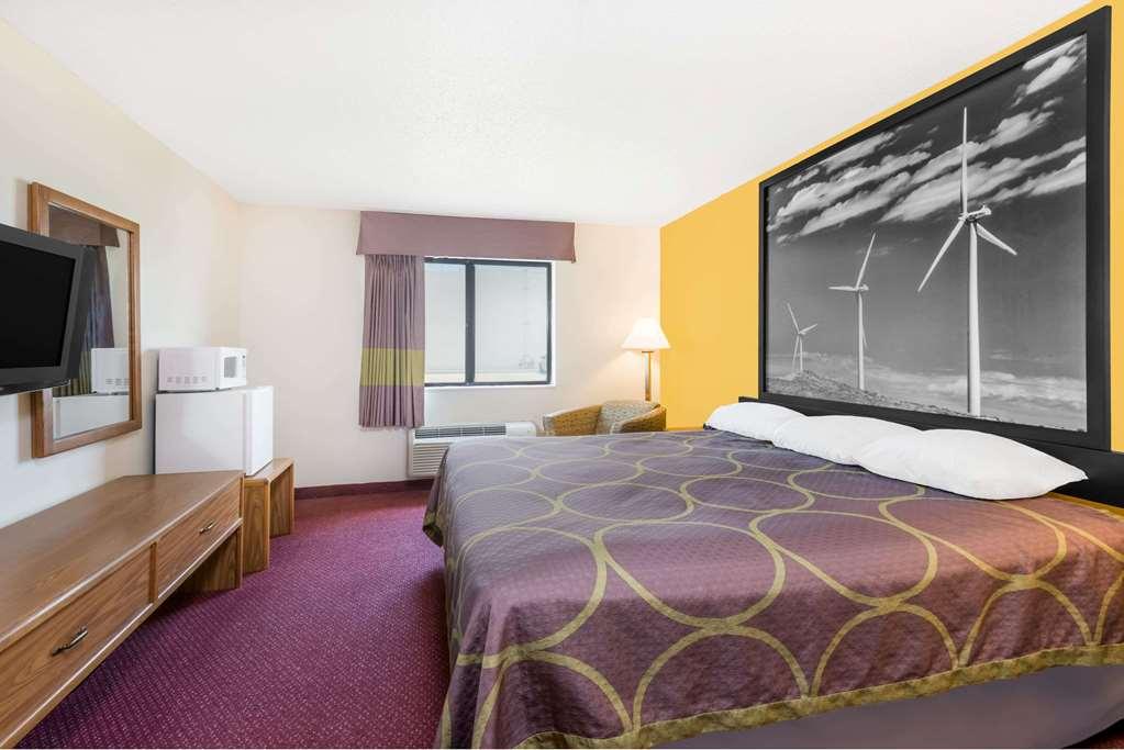 Super 8 By Wyndham Pratt Hotel Room photo