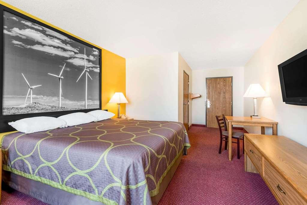Super 8 By Wyndham Pratt Hotel Room photo