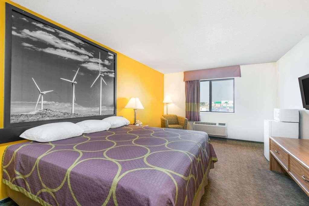 Super 8 By Wyndham Pratt Hotel Room photo