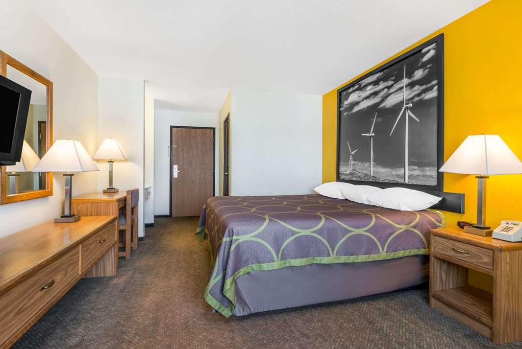 Super 8 By Wyndham Pratt Hotel Room photo