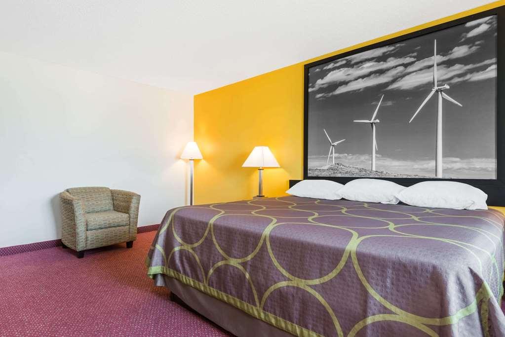 Super 8 By Wyndham Pratt Hotel Room photo
