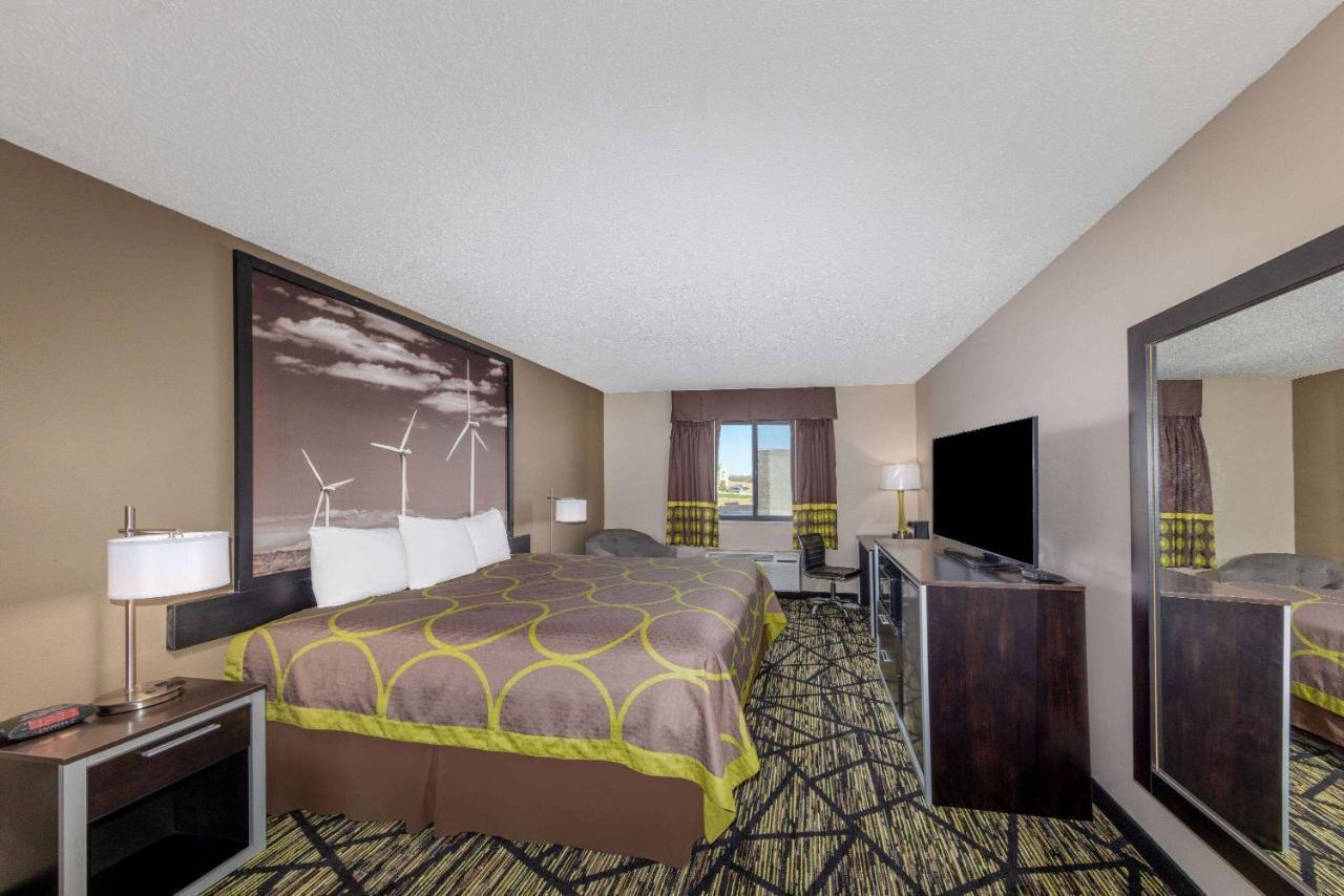 Super 8 By Wyndham Pratt Hotel Exterior photo