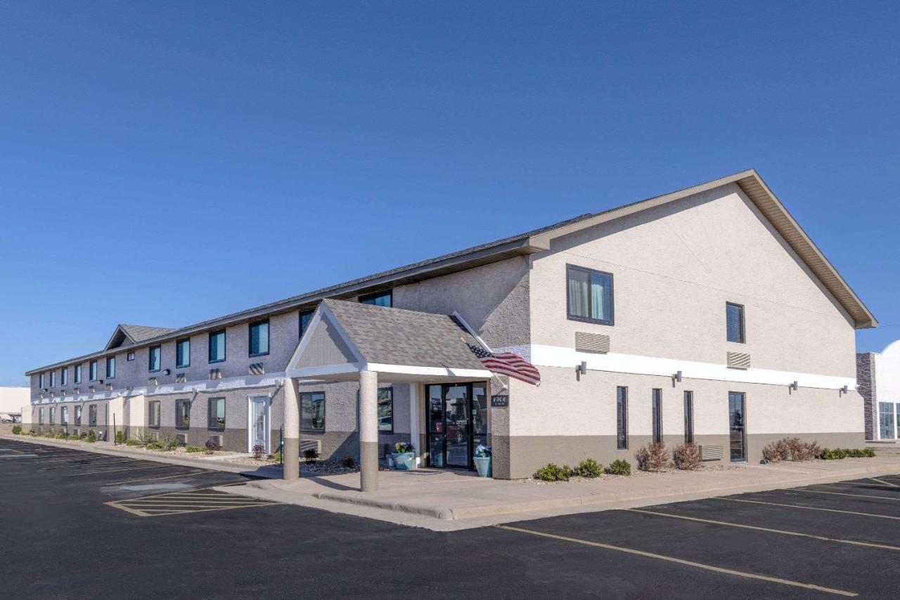 Super 8 By Wyndham Pratt Hotel Exterior photo