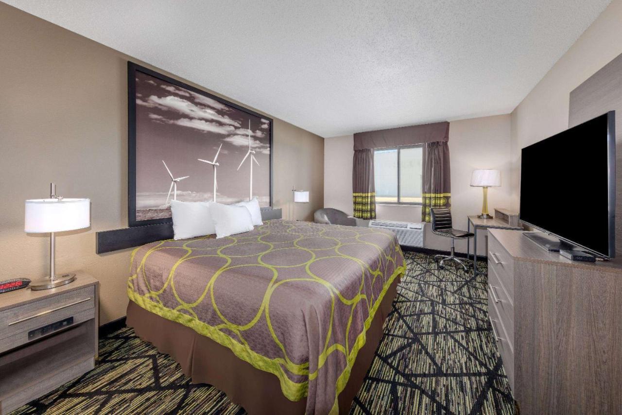 Super 8 By Wyndham Pratt Hotel Exterior photo