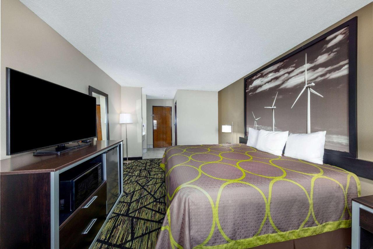 Super 8 By Wyndham Pratt Hotel Exterior photo