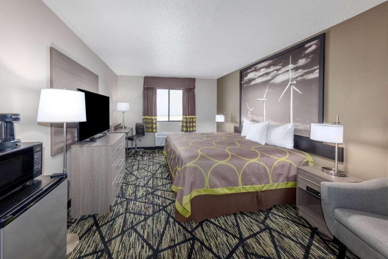 Super 8 By Wyndham Pratt Hotel Exterior photo