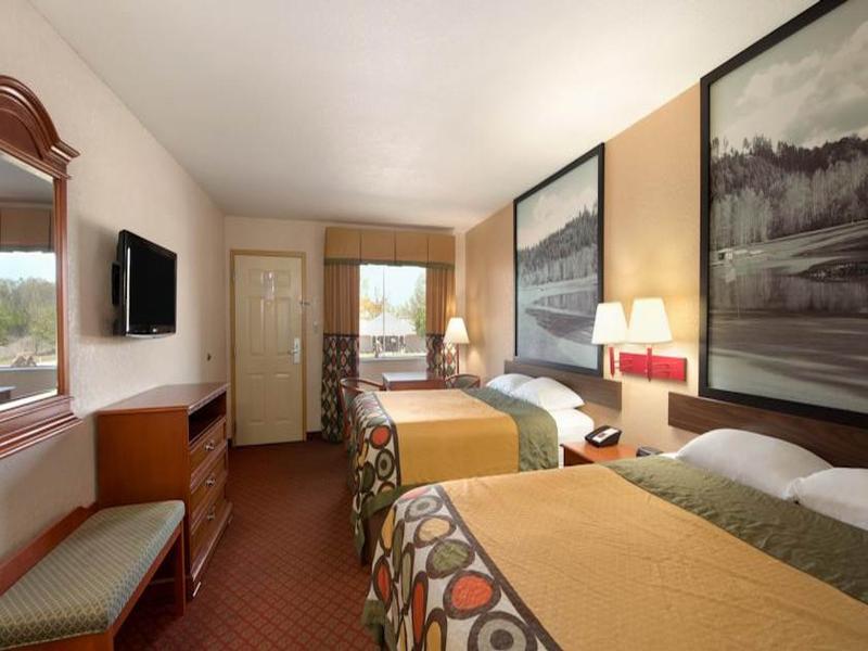 Super 8 By Wyndham Pratt Hotel Exterior photo