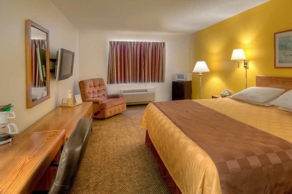 Super 8 By Wyndham Pratt Hotel Exterior photo