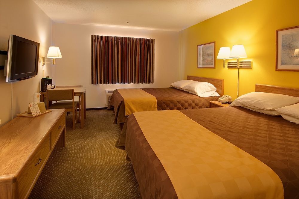 Super 8 By Wyndham Pratt Hotel Exterior photo