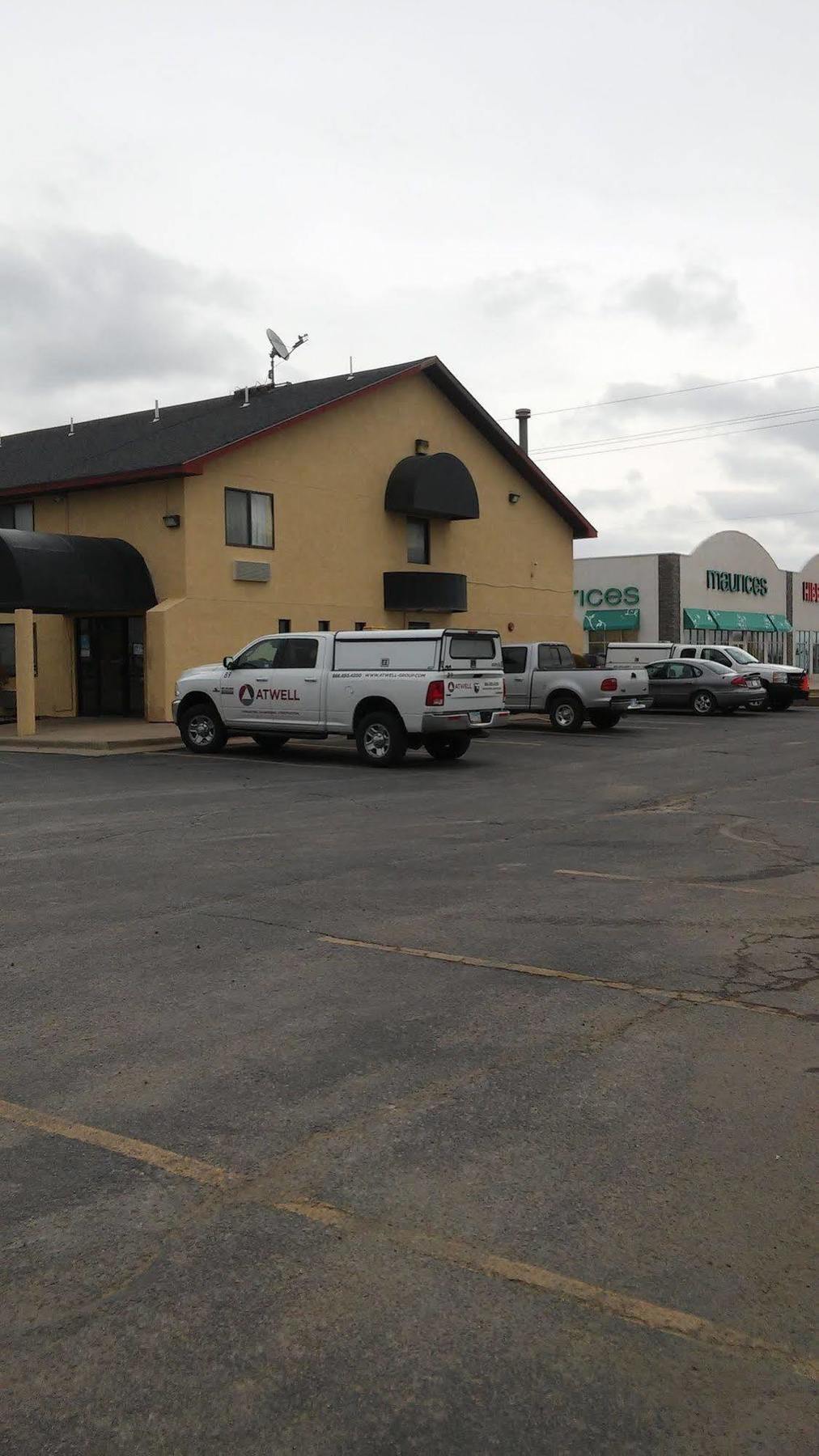 Super 8 By Wyndham Pratt Hotel Exterior photo