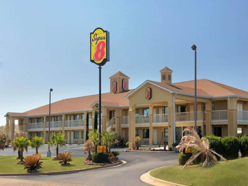Super 8 By Wyndham Pratt Hotel Exterior photo